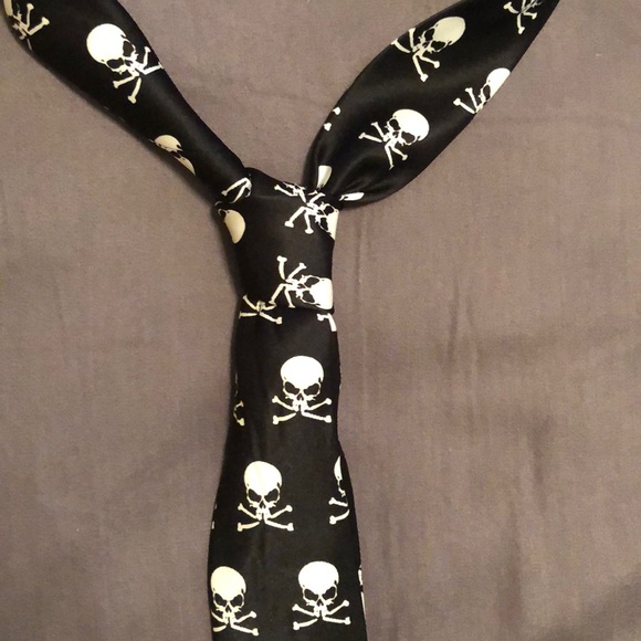 3/22$ ⚡️ Black tie with white skulls - Picture 3 of 3